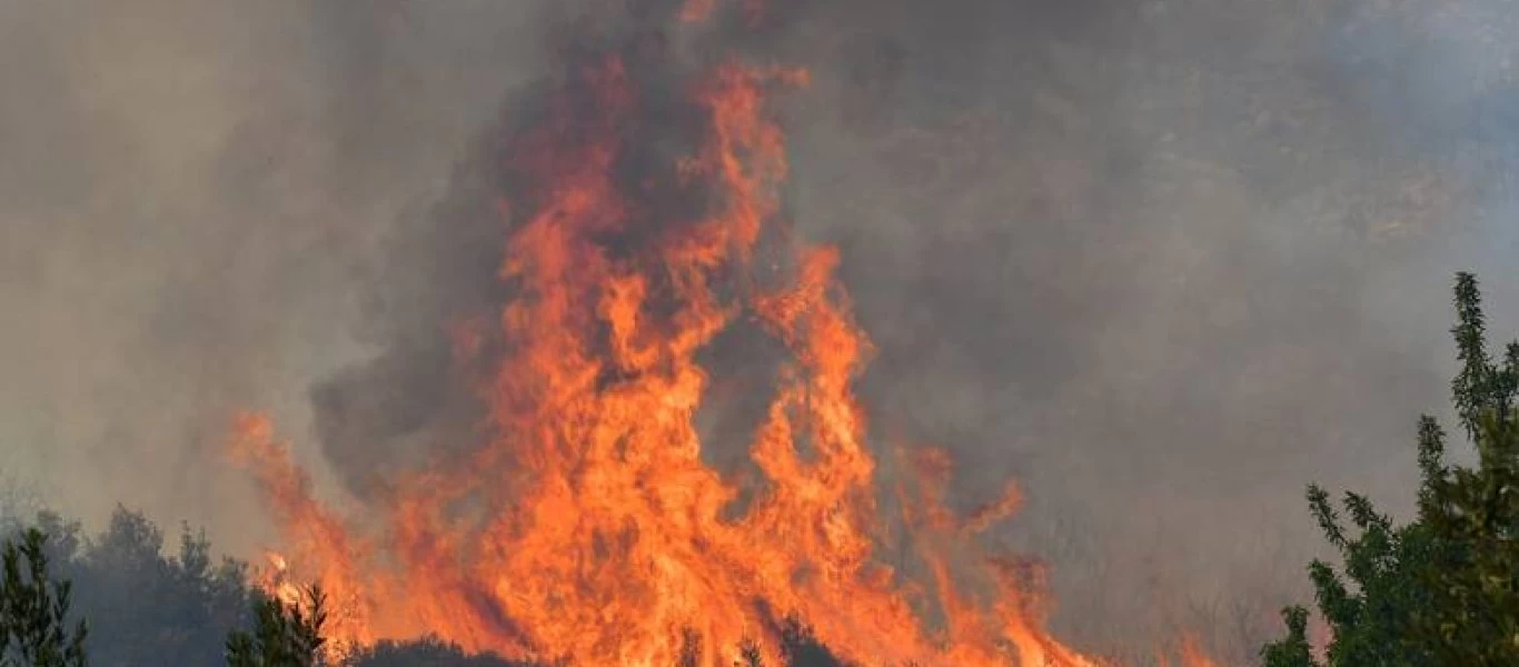 Η στιγμή που ελικόπτερο ρίχνει νερό και σώζει σπίτι από τη φωτιά στην Πάτρα (βίντεο)